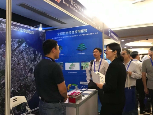 公司員工向與會(huì)來賓介紹公司業(yè)務(wù)